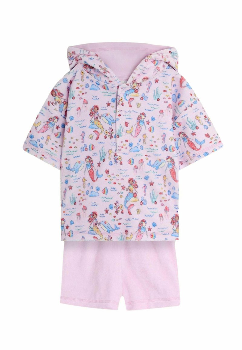Rosa tvådelad outfit bestående av en kortärmad hoodie med en lekfull undervattenstryck och matchande rosa shorts.