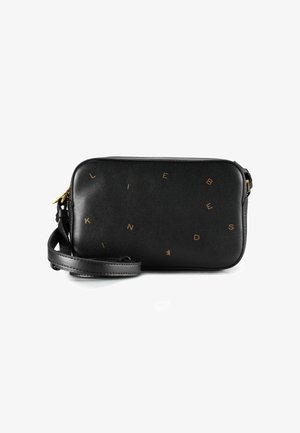 Bolso de muñeca rectangular de cuero negro con letras doradas dispersas y una correa ajustable sobre un fondo blanco.