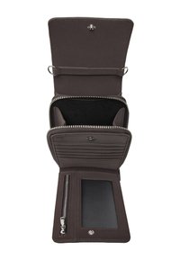 Brązowy skórzany portfel z wieloma przegródkami, sekcją na zamek, miejscami na karty i przezroczystą przegrodą na identyfikator. Teksturowane wykończenie wewnętrzne. Zapięcie na zatrzask.