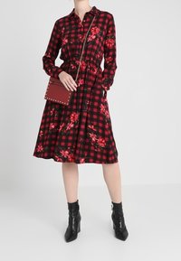 Dorothy Perkins Taška s příčným popruhem - dark red