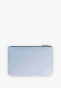 Billetera de cuero azul claro con una textura suave, cierre de cremallera en la parte superior y una forma rectangular sencilla. Sin patrones o acentos visibles.