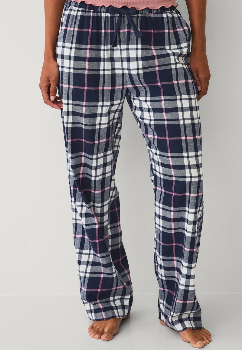 Marineblauwe geruite pyjamabroek met witte en roze accenten, voorzien van een elastische tailleband en een trekkoord, gemaakt van zacht, gestructureerd stof.
