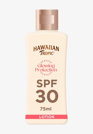 Balsam przeciwsłoneczny Hawaiian Tropic Glowing Protection SPF 30 w beżowej butelce o pojemności 75 ml z brązową nakrętką i różowym paskiem na etykiecie.