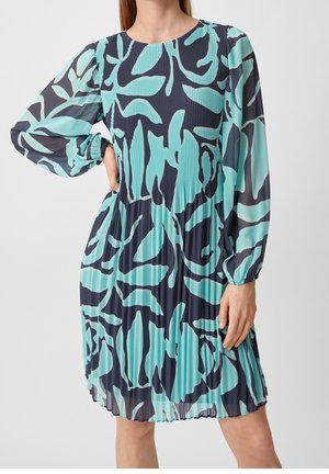 Robe plissée en bleu foncé et turquoise avec des manches longues et un col rond ; présente un motif floral audacieux et une silhouette fluide.
