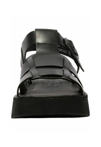 Czarne sandały na platformie z płaską podeszwą, szerokimi paskami i regulowanym zapięciem. Wykonane z materiału syntetycznego o matowym wykończeniu.
