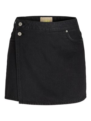 Mini-jupe en denim noir avec rabat asymétrique à l'avant, deux boutons argentés sur la ceinture, et une petite poche avant.