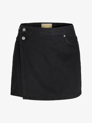 Μαύρη μίνι φούστα από τζιν με ασύμμετρο εμπρόσθιο καπάκι, δύο ασημένια κουμπιά στη ζώνη μέσης και μια μικρή εμπρόσθια τσέπη.
