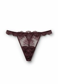 String en dentelle bourgogne avec des motifs floraux, un devant en tulle transparent, des bords festonnés et un petit accent de perle décoratif au centre.