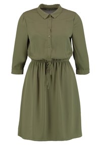 Oliwkowa sukienka uszyta z gładkiego materiału, z guzikiem z przodu, kołnierzykiem i ściągaczem w talii oraz rękawami o długości trzech kwadransów.