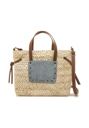 Borsa intrecciata in paglia con una toppa in denim e dettagli in pelle marrone. Presenta manici corti e una tracolla removibile, realizzata con una texture distintiva.