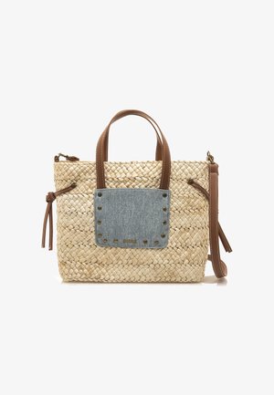 Borsa intrecciata in paglia con una toppa in denim e dettagli in pelle marrone. Presenta manici corti e una tracolla removibile, realizzata con una texture distintiva.