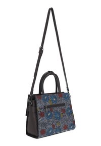 Černá kožená kabelka s květinovou výšivkou ve modré, červené a žluté barvě. Má dvojité madla a odnímatelný ramenní popruh pro větší variabilitu.