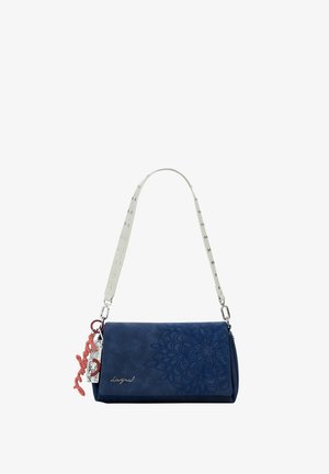 Námornícka falošná kožená kabelka s embosovaným kvetinovým dizajnom, odnímateľný biely popruh s nitmi a pripojený červený prívesok.