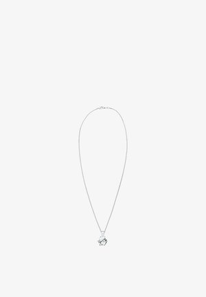 Collar de cadena de plata con un colgante de cristal transparente, redondo y facetado. Textura metálica lisa, diseño simple y apariencia minimalista.