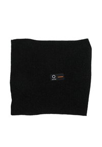 Scaldino per collo in maglia nera rettangolare con un piccolo marchio rettangolare al centro che presenta un cerchio bianco e una linea arancione.