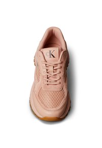 Zapatilla deportiva gruesa de color rosa con paneles de malla y ante, cordones atados, suela de goma y logo "cK" en la lengüeta, vista desde arriba sobre fondo blanco.