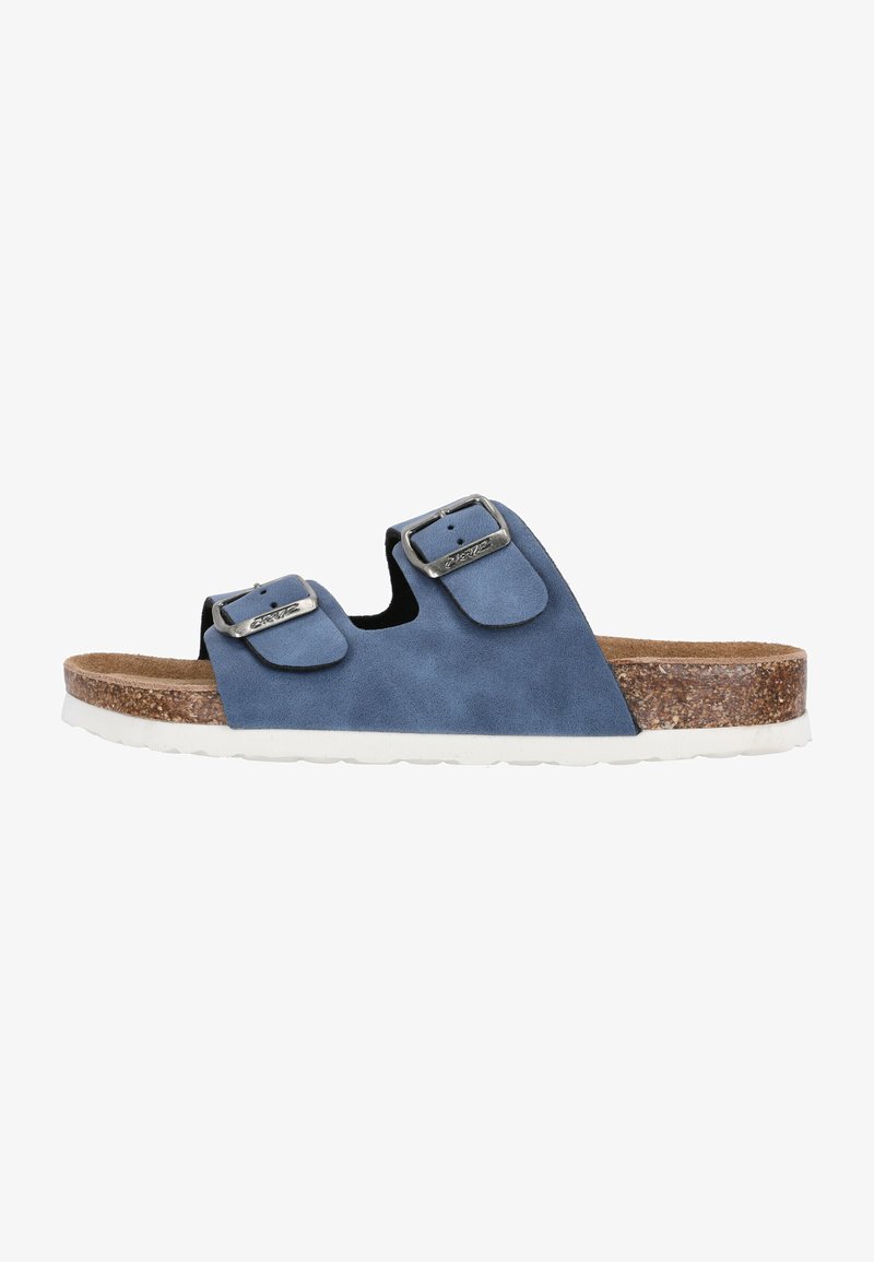 Blauwe suède slip-on sandaal met twee verstelbare banden met metalen gespen, een gevormde kurken voetbed en een witte rubberen zool.