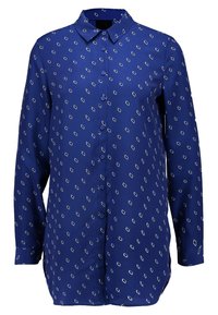 Camicia blu a maniche lunghe in tessuto morbido con colletto, caratterizzata da un motivo astratto bianco e chiusura a bottoni sul davanti.