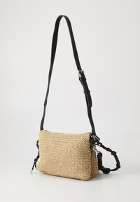 Borsa a tracolla in paglia intrecciata, di forma rettangolare, con tracolla nera regolabile e finitura testurizzata. Presenta dettagli in metallo argentato.