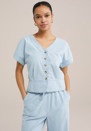 Haut rayé bleu clair à manches courtes, col en V, boutons sur le devant et taille à cordon. Texture lisse, design décontracté, se marie avec un pantalon assorti.