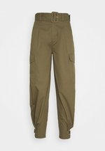 HIGH RISE BELTED PANT - Kangashousut - olive tree