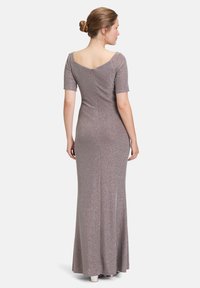 Długa, dopasowana sukienka wieczorowa z krótkimi rękawami, wykonana z błyszczącego szarego materiału, z okrągłym dekoltem z tyłu i pełną długością spódnicy.