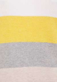 Gebreid textiel met horizontale strepen in wit, geel, grijs en lichtbeige kleuren.