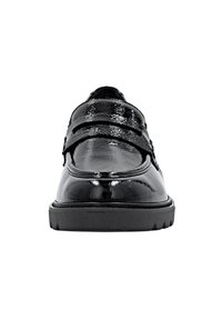 Chaussures en cuir verni noir avec une finition brillante, présentant un bout arrondi, un détail à double bride et des accents texturés contrastants. Semelle en caoutchouc.