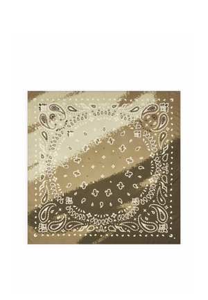 Quadratisches Bandana mit braunem, beigem und olivfarbenem Tie-Dye-Hintergrund und weißen Paisley- und Blumenmustern an den Rändern und in der Mitte.