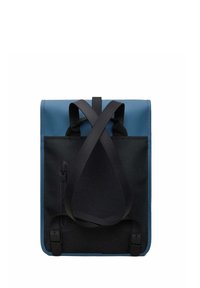 Zaino blu e nero con una superficie liscia, spallacci incrociati regolabili, tasca anteriore con zip e accessori neri coordinati.