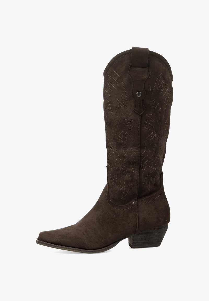 Bota vaquera de ante marrón con punta afilada, diseño floral en relieve en el caño y tacón apilado. Cuenta con una lengüeta para facilitar el calzado.