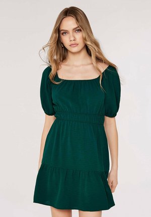 Groene korte jurk van zachte stof, met een vierkante halslijn, pofmouwen, elastische tailleband en een gelaagde rok.