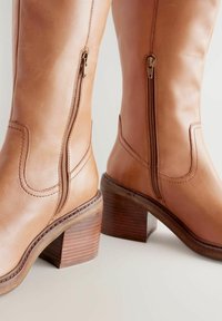Unselected, light brown