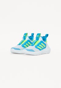 Tenisi atletici de culoare albastră și verde neon, cu un superior din plasă, guler căptușit, accente cu logo și o talpă albă groasă. Tabă ajustabilă pentru potrivire.