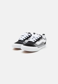 Sneakers in bianco e nero con un motivo a scacchi, lacci bianchi e suola bianca. Presentano materiali in suede e tela in un design a basso profilo.