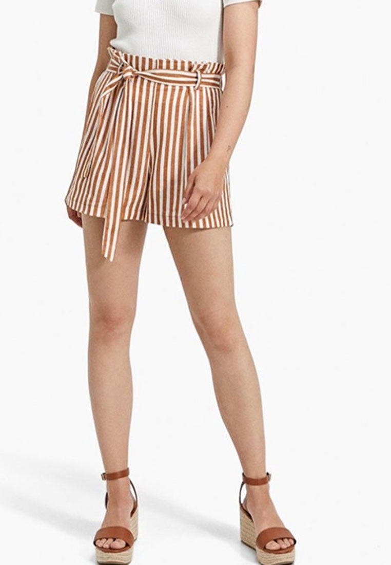 Pantalones cortos a rayas en marrón y blanco, confeccionados con tela ligera, con cintura ajustable con lazo, diseño de talle alto y un corte relajado.