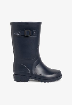 Bota de lluvia de goma en color navy con punta redondeada, superficie texturada, correa ajustable con hebilla y suela gruesa con dibujo para mayor tracción.