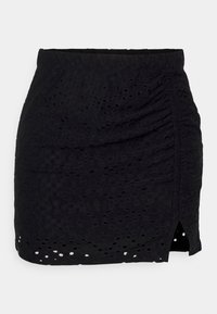 Černá mini sukně z očkované krajky se bočním rozparkem a řasením na jedné straně, s vysokým pasem a zvlněným lemem.