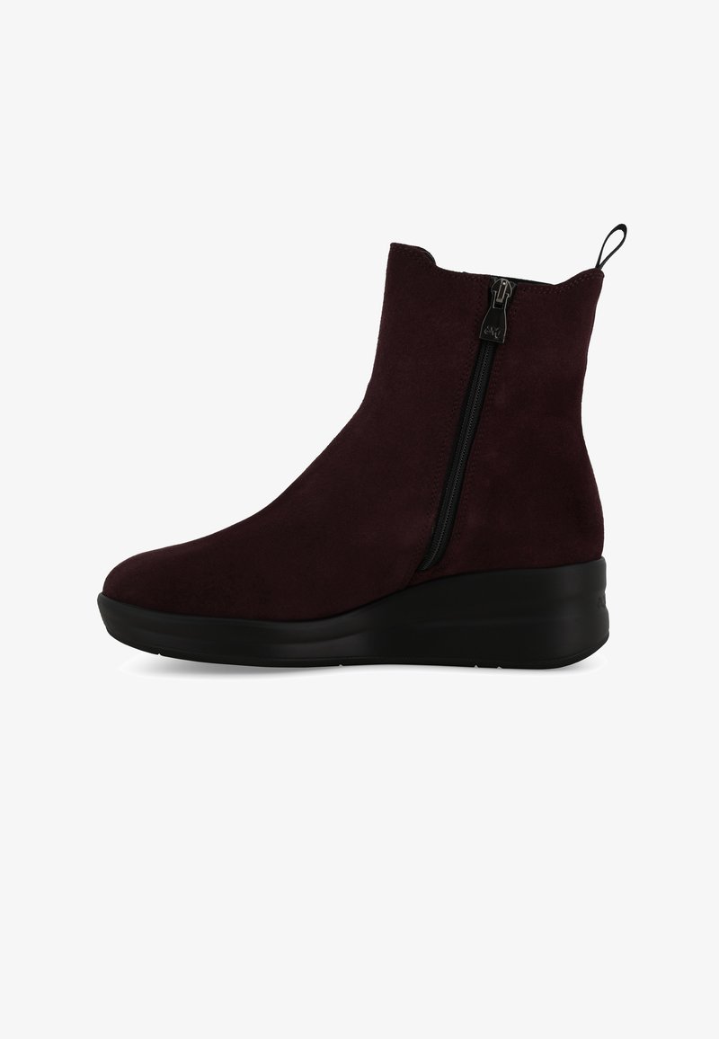 Stivaletti in suede bordeaux con zip laterale, punta arrotondata e suola a zeppa nera, caratterizzati da una texture liscia e un design minimalista.
