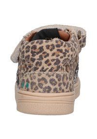 Sneaker met luipaardprint, een beige textuur aan de bovenkant, een stevige zool en een achtersluiting. Inclusief glinsterende afwerking en decoratieve accenten.