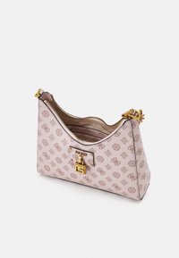 Rosa Lederhandtasche mit goldfarbenen Beschlägen, ausgestattet mit einem Reißverschluss, gemustertem Außenmaterial und einer strukturierten dreieckigen Form.