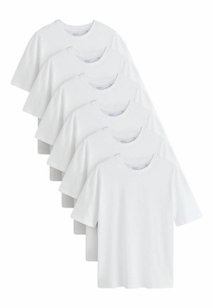 Seks ensfarvede hvide T-shirts med korte ærmer og rund hals, stablet i et ujævnt mønster på en hvid baggrund.