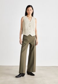 DKNY BUTTON WELT POCKET VEST - Veste - pebble