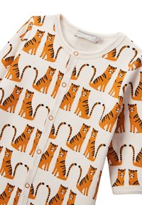 Un body en coton pour bébé avec un motif répétitif de tigres oranges à rayures noires sur un fond crème. Fermeture à boutons-pression à l'avant.