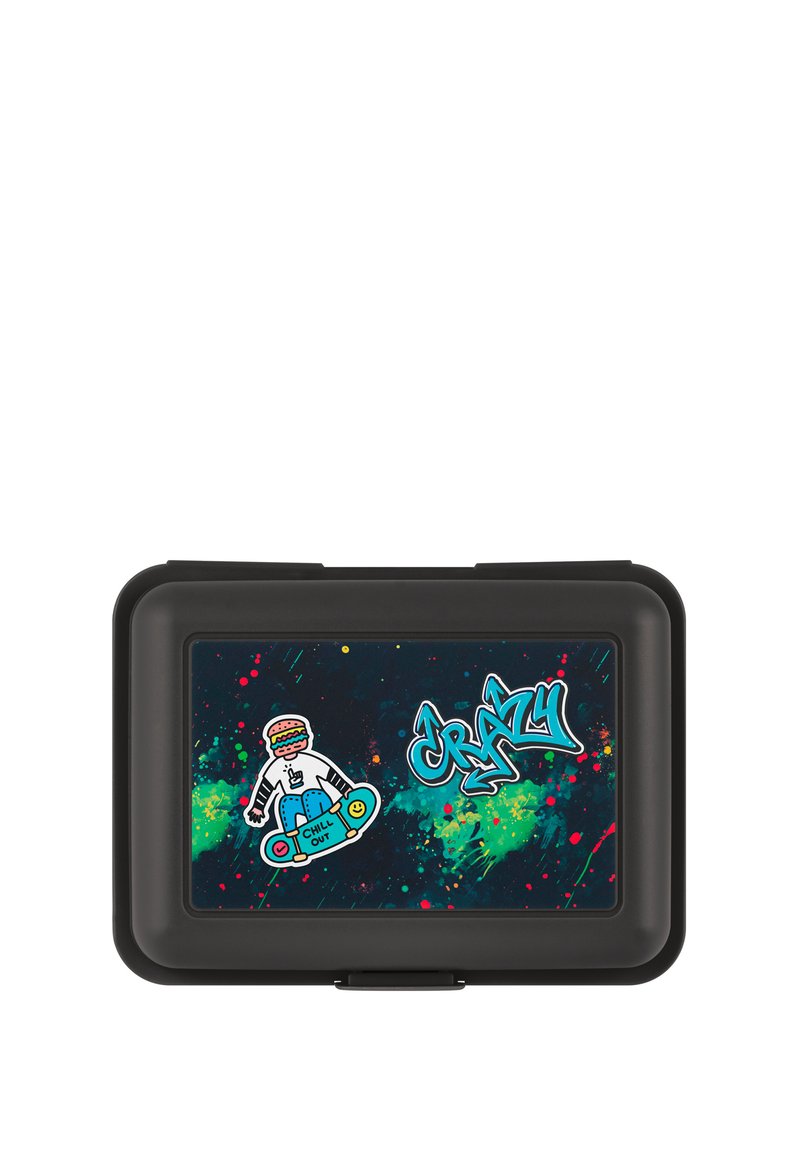 Černá obdélníková nádoba s barevným grafickým designem s nádechem zelené a růžové, včetně kreslené postavičky a graffiti textu.