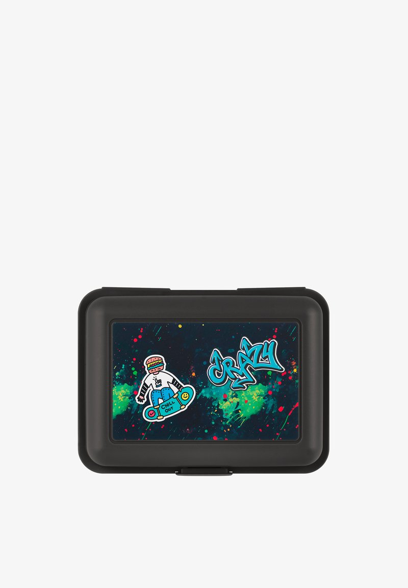 Contenitore rettangolare nero con un design grafico colorato caratterizzato da schizzi di verde e rosa, inclusi un personaggio dei cartoni animati e testo in graffiti.