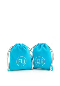 Turquoise trekzakken gemaakt van zachte stof, met het witte logo "Elli by Julie & Grace" in een cirkelontwerp. Twee tassen tentoongesteld.