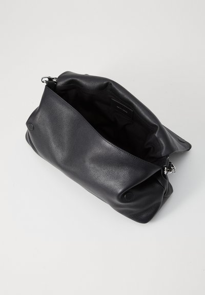 Musthave musta peadur nahk-käekott avatud, näidates avarat musta kangaga vooderdatud sisemust ja metallist riistvara lihtsal heledal taustal.