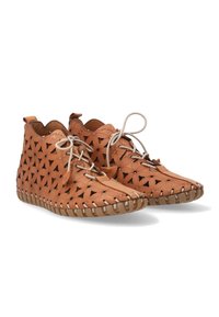 Braune Lederstiefel mit dreieckigen Ausschnitten, kontrastierenden beigen Schnürsenkeln und genähten Akzenten, ausgestattet mit einer flexiblen Gummisohle.