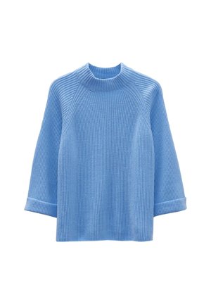 Hellblau gestrickter Pullover mit Rippenmuster, Mockneck, 3/4-Ärmeln, umgeschlagenen Bündchen und lockerer Passform. Texturiertes Material und minimale Details.
